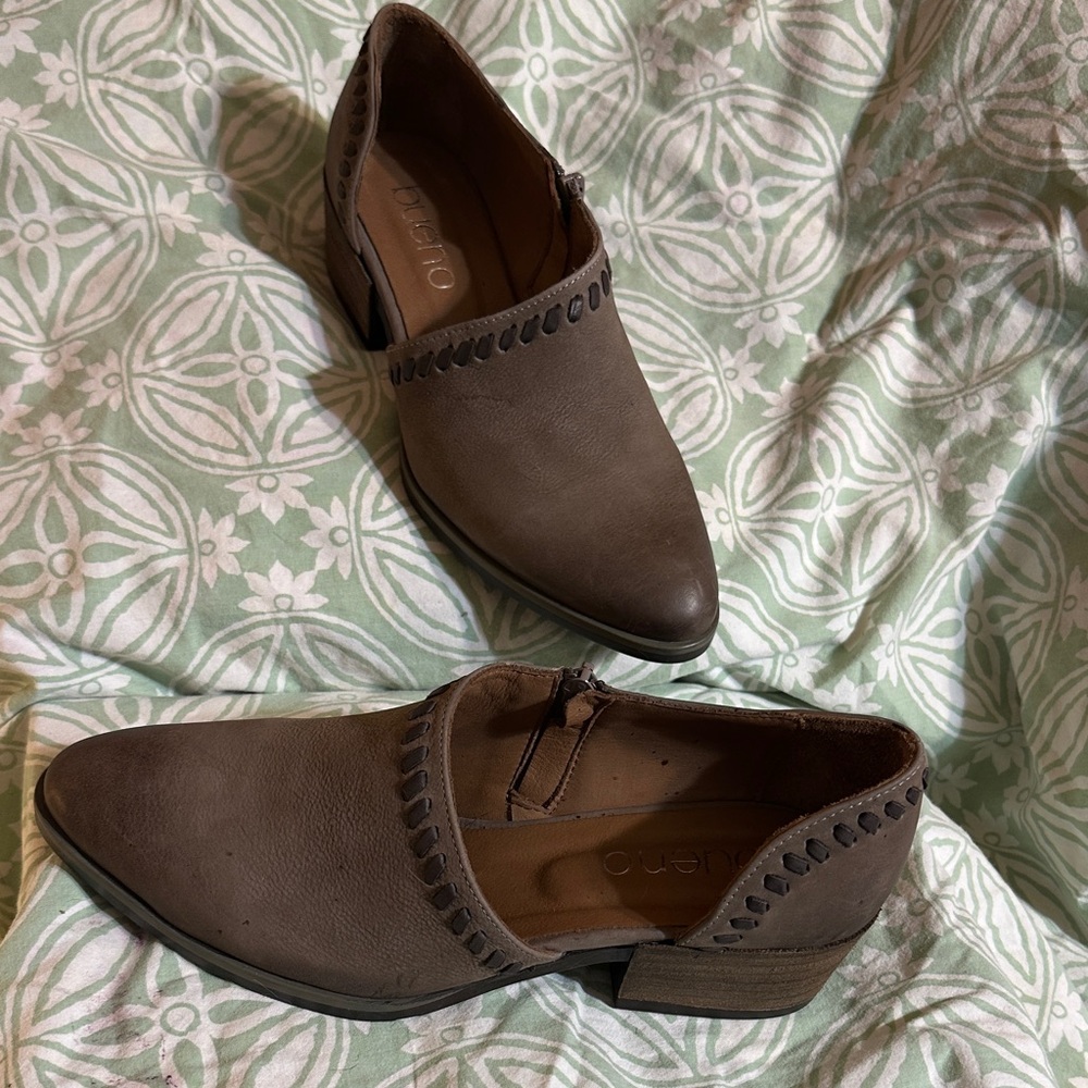Bueno Brown Women's Flats with Stitch Detail
